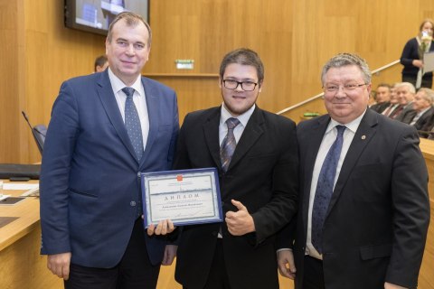 Awarding the project Manager of the center A. M. Danilishin with the St. Petersburg government prize, for the course "Mathematical modeling" developed by him. The award is presented by the Chairman of the Committee on science and higher education of the St. Petersburg Administration A. S. Maksimov (2016)