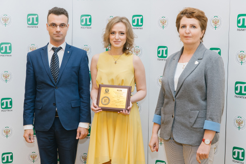 Head of the CVRE Department Yu. V. Kozhukhov and Vice-Rector for educational activities E. M. Razinkina awarded graduate student of the CVRE Department Ekaterina Maksimova a diploma and medal with the title "Best graduate of the year 2017"