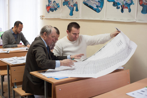 A group of students of scientific and engineering center advanced training courses of "Compressor, vacuum, refrigeration engineering and pneumatic systems" from PAO " Gazprom Neft", Gazpromneft Khantos, Gazpromneft Vostok, Gazpromneft Yamal and Messoyakhaneftegaz pass the final qualification exam for the course. The exam is taken by the specialist of the scientific and engineering center associate professor N. I. Sadovsky.