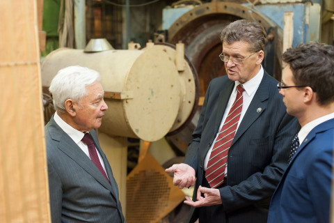 General Director of NPO Iskra, M. I. Sokolovsky in the machine room test stand CVRE Department