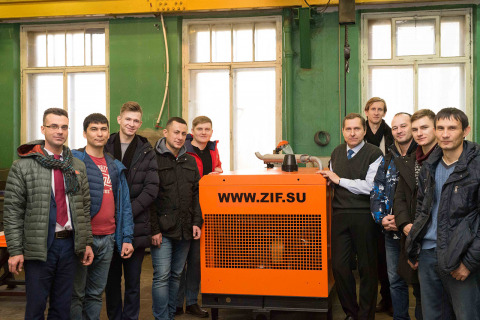 CVRE Department head Yu. V. Kozhukhov and Director of the scientific and engineering center "Compressor, vacuum and refrigeration engineering" S. V. Kartashov together with a group of students of advanced training courses held by the center, organized within the framework of the course visit to the company-manufacturer of screw compressors OOO " Arsenal mashinostroenie"