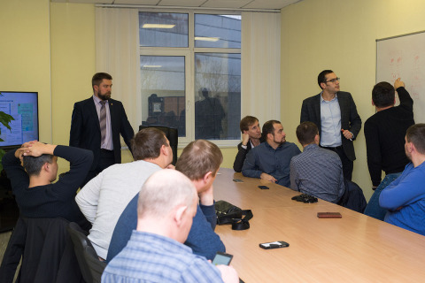The meeting of students from Gazprom Neft and subsidiaries with the management of the NAO “Compressor complex” organized within the framework of advanced training courses by the management of the scientific and engineering center. There is a discussion of perspective schemes of multi-shaft compressors layouts.