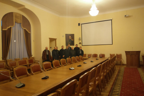 Director of the scientific and engineering center S. V. Kartashov with a group of students training center from PAO "Gazprom-Neft" and subsidiaries in the meeting room of the academic Council of Peter the Great St. Petersburg Polytechnic University