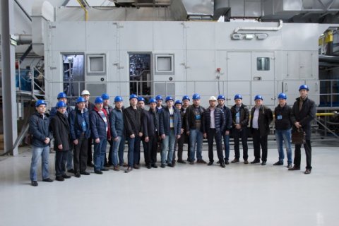 Yu. V. Kozhukhov, S. V. Kartashov and students of advanced training courses from Gazprom Neft on an excursion to REP holding
