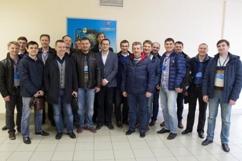 S. V. Kartashov with the students of the the scientific and engineering center courses from Gazprom Neft at the Compressor complex