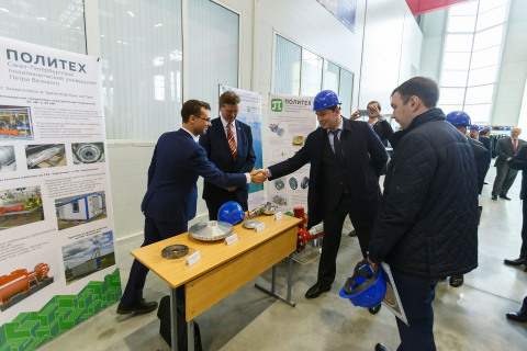 Yu. V. Kozhukhov's presentation of the scientific and engineering center results to V. V. Vavilov, Deputy head of 335 Department PAO Gazprom, and A. S. Bondarchuk, Chairman of the St. Petersburg Administration Committee on energy and engineering