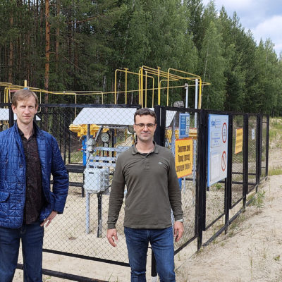 Head of the scientific and engineering group "Compressor, vacuum, refrigeration equipment and gas transport and processing systems" Yu.V. Kozhukhov and deputy head of the group S.V. Kartashov at the 187th kilometer of the Igrim-Serov gas pipeline.