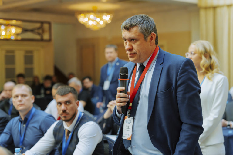 Albert Zakirov, Gazprom PJSC, asks the speakers a question