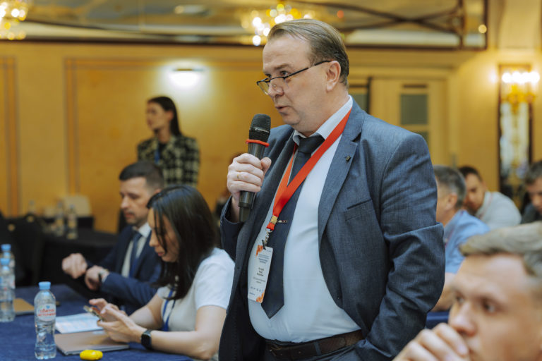 Fedor Kostraba, Kynsko-Chaselskoye Neftegaz LLC, asks the speakers a question